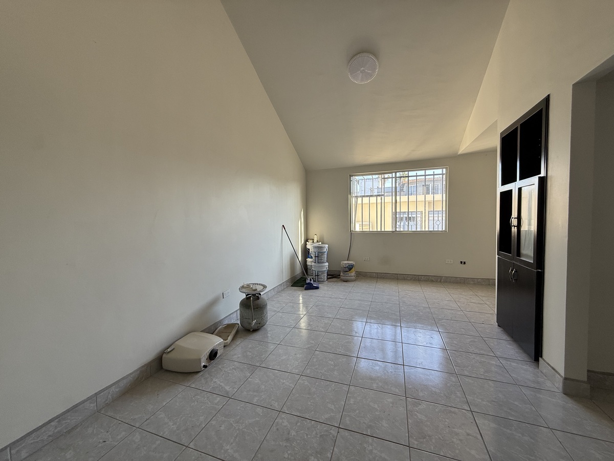 2 of 14: Estancia con techo alto