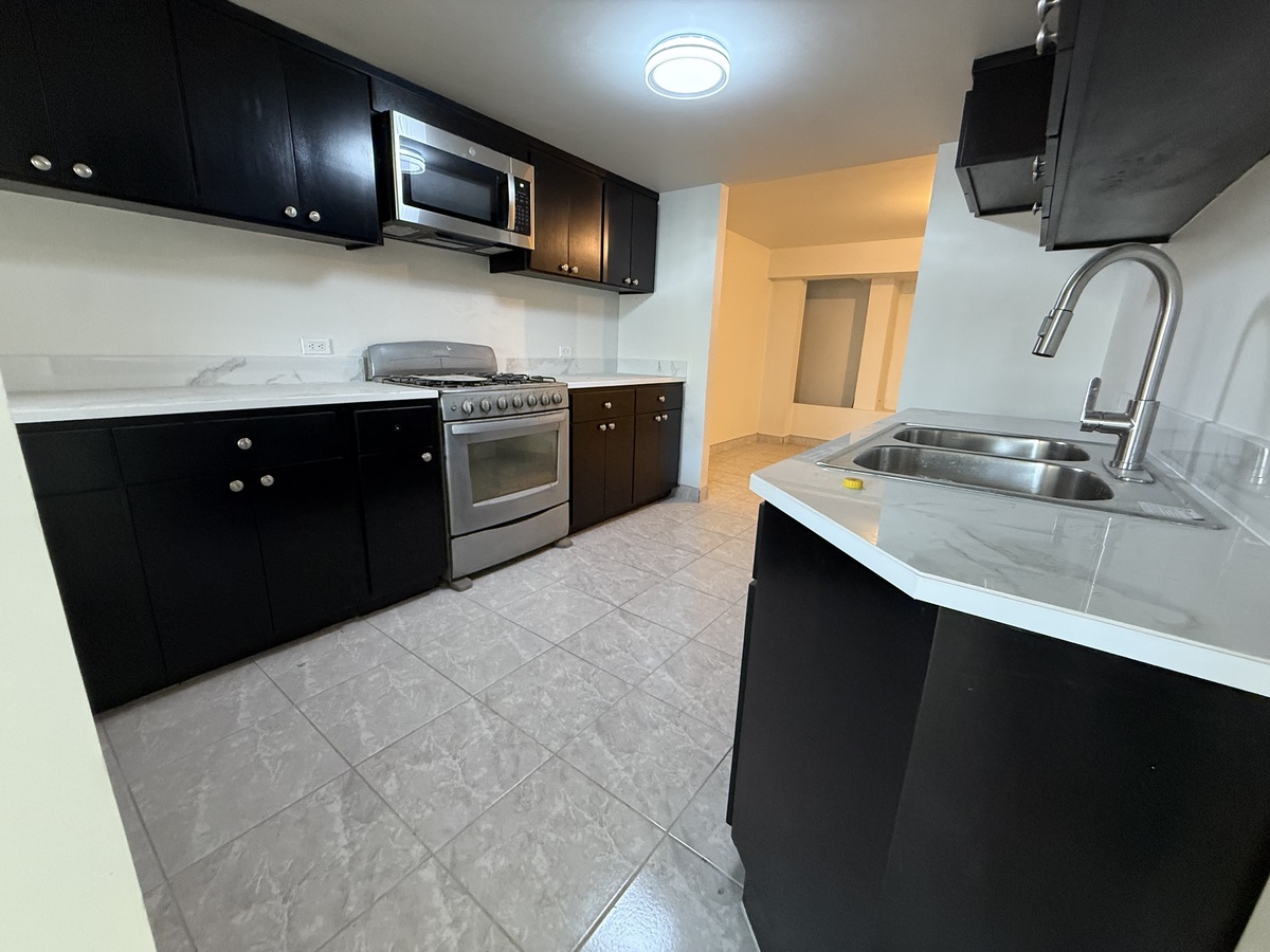 4 of 14: Cocina equipada