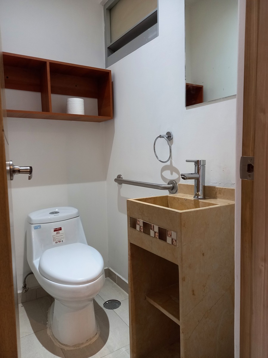 9 de 47: medio baño de visitas piso 1