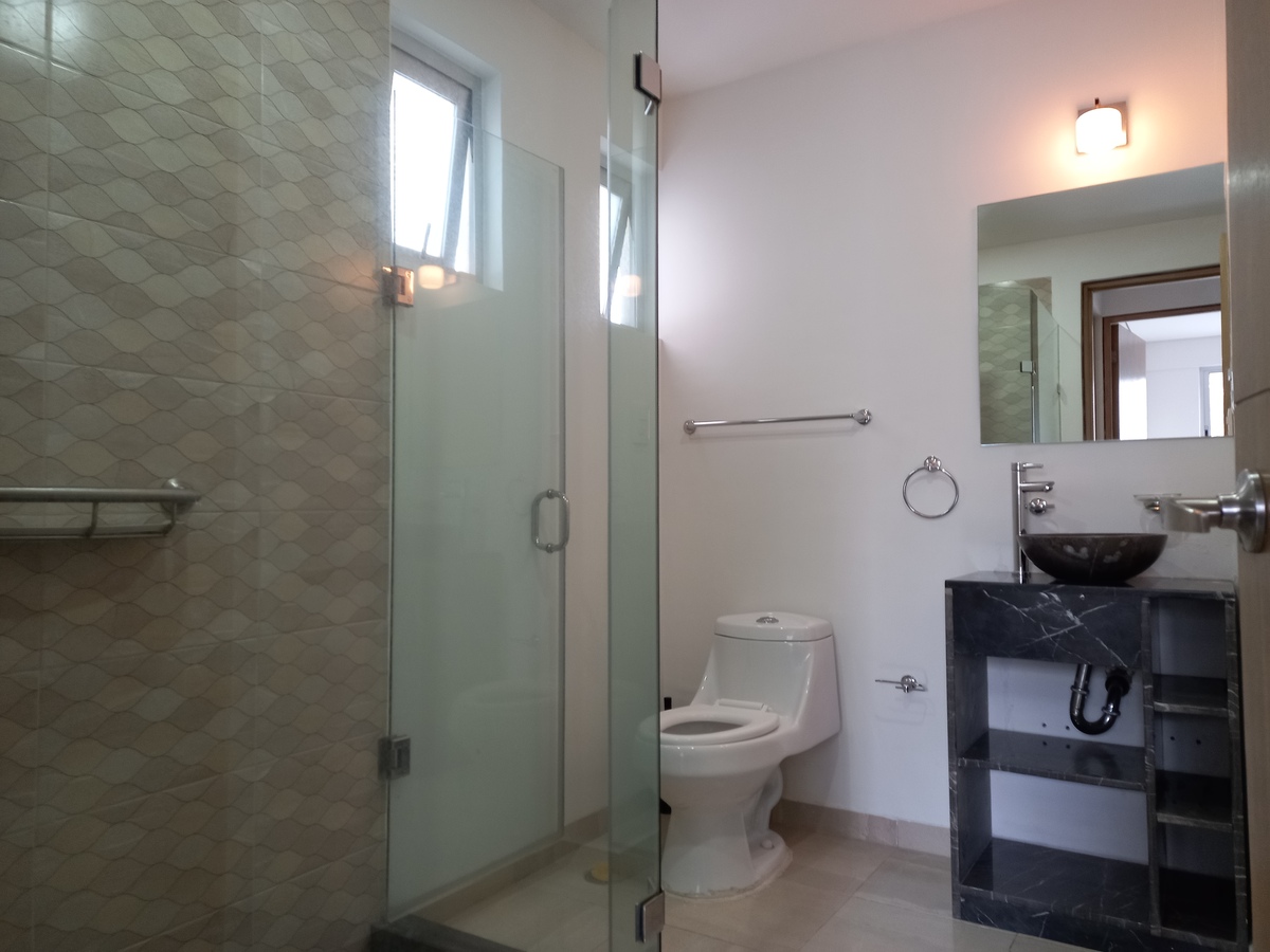 14 de 47: baño completo piso 2