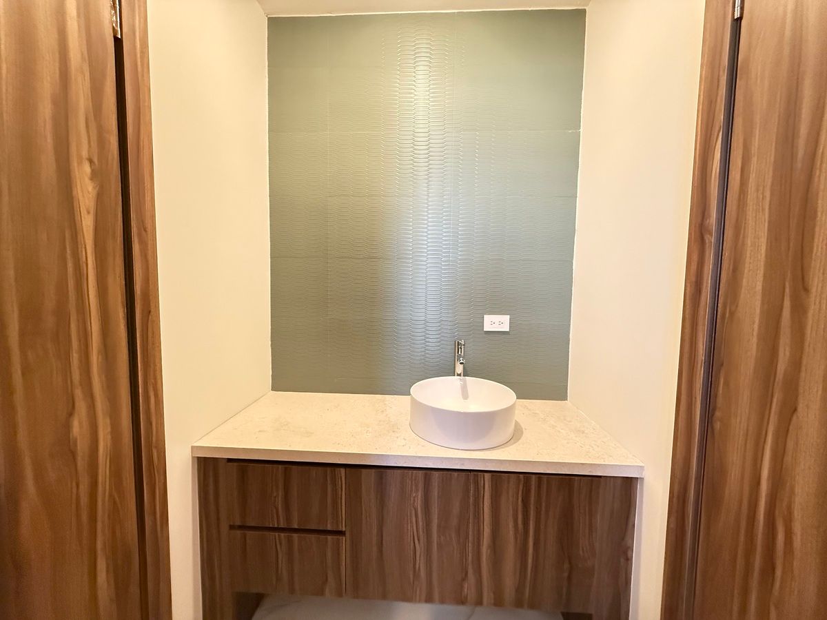 20 de 31: Lavamanos baño compartido