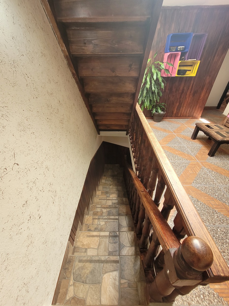 14 of 40: Escaleras al primer nivel