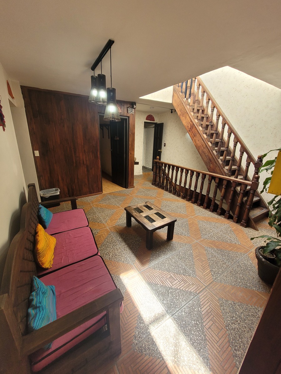 33 of 40: Sala espera segundo nivel y escaleras al área común.