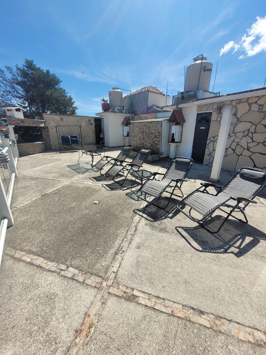 35 of 40: Area común y asoleadero.