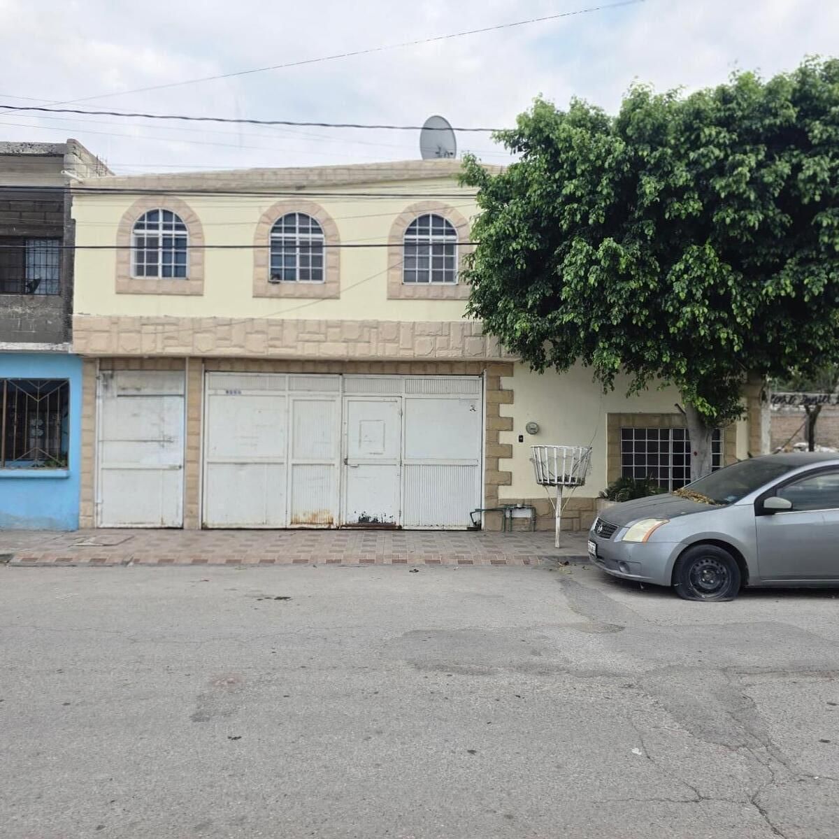 1 of 21: Frente de la casa