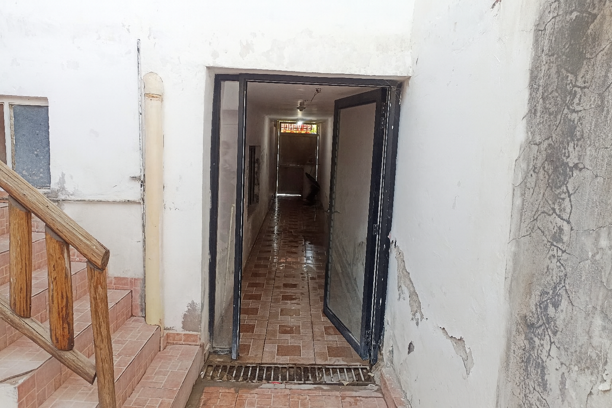 12 of 21: pasillo de servicio