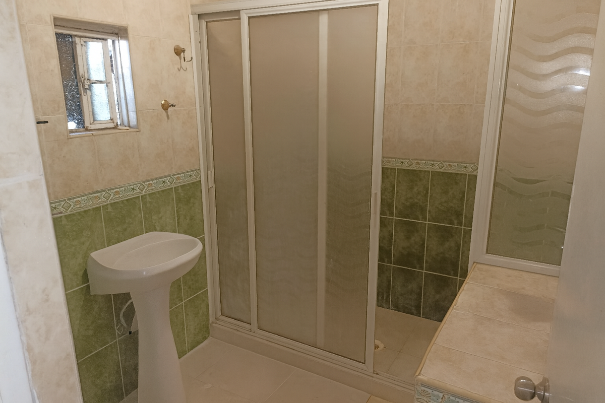 21 of 21: Baño completo planta alta