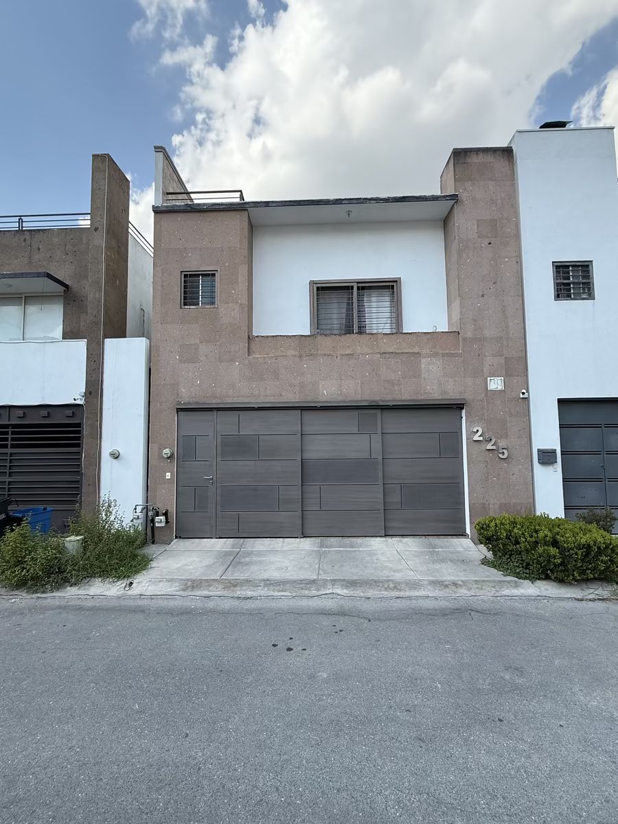 1 of 19: fachada con balcon