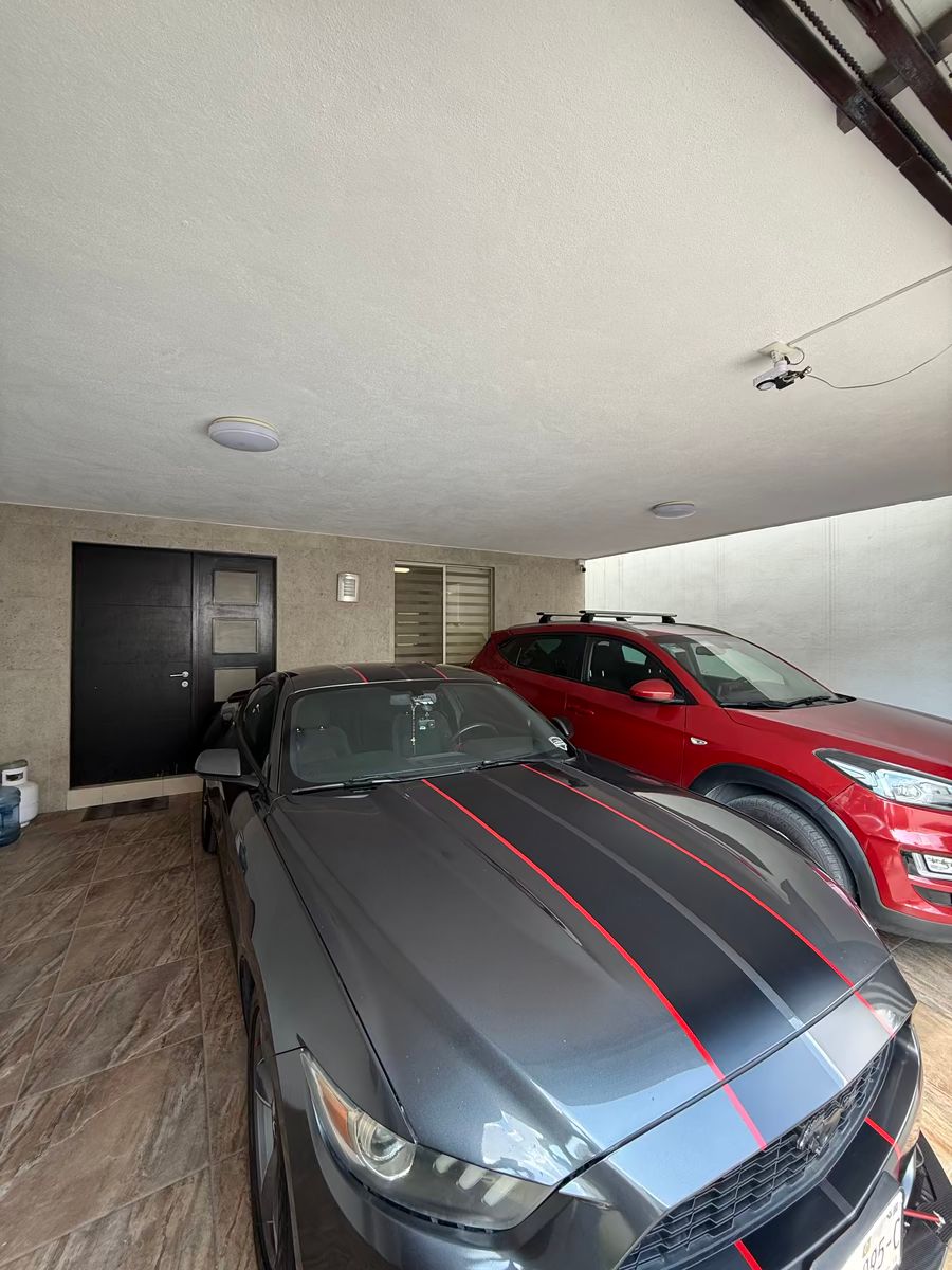 4 of 18: cochera techada para dos autos