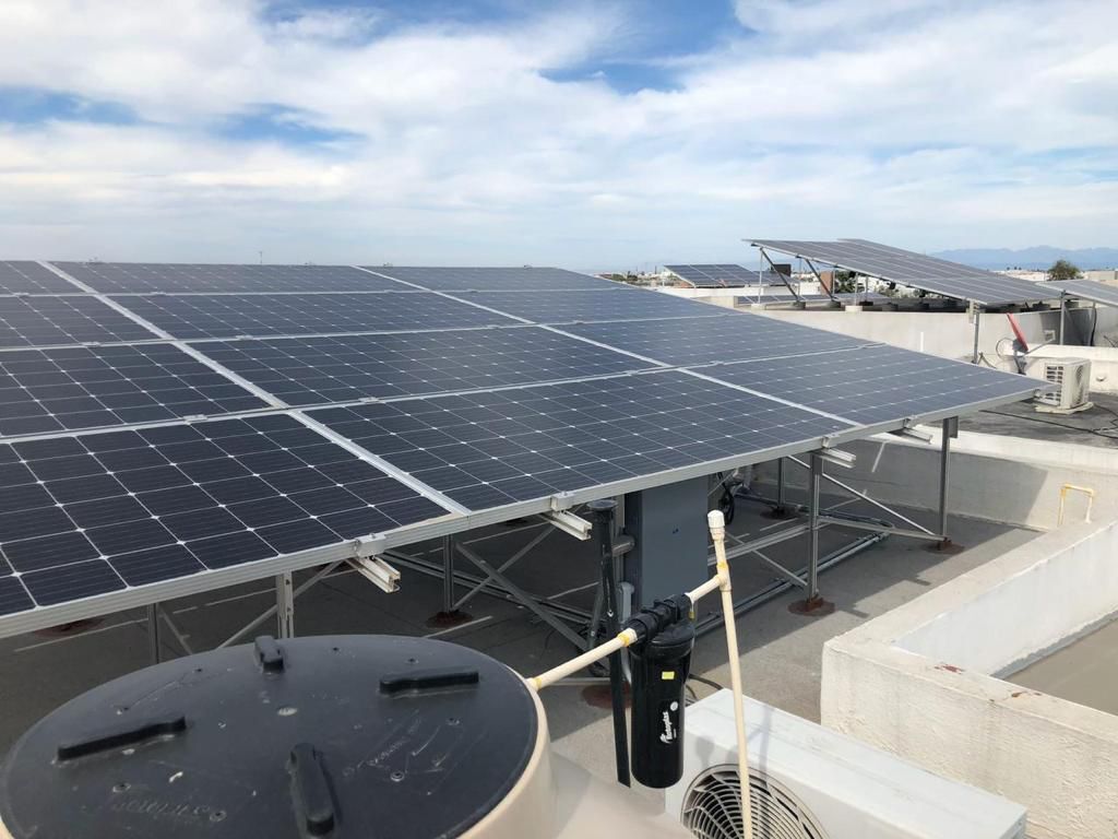 15 of 18: 12 paneles solares