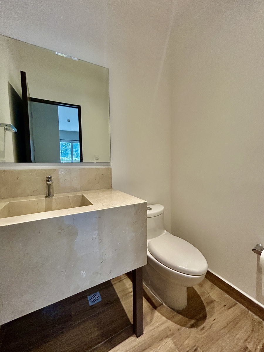 4 de 18: Medio Baño