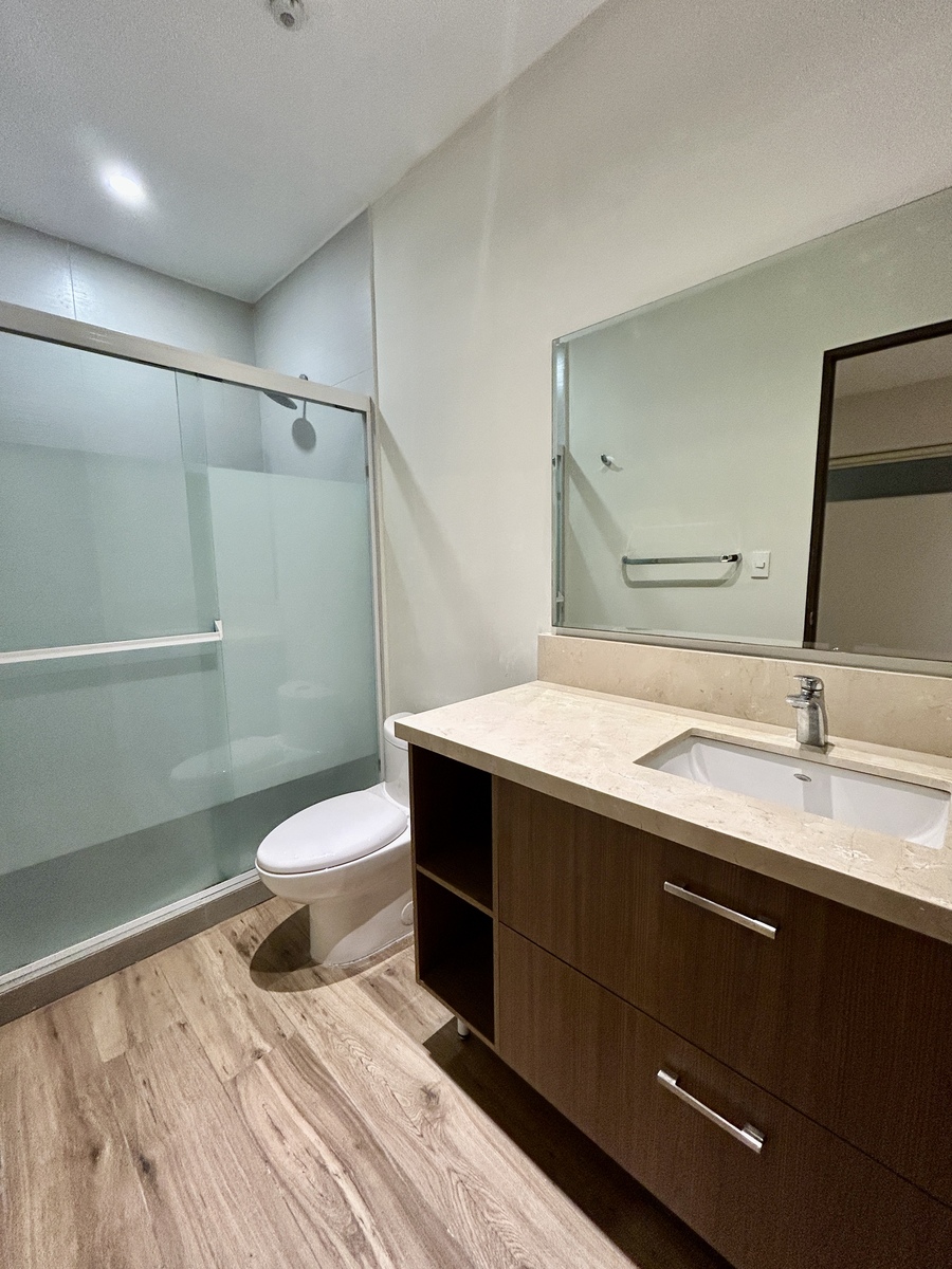 9 de 18: Baño Secundario