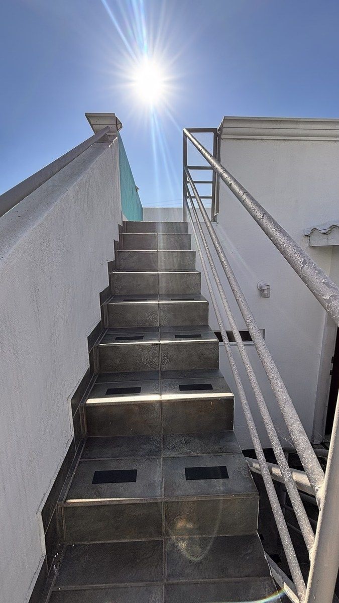 14 de 18: Escalera terraza externa