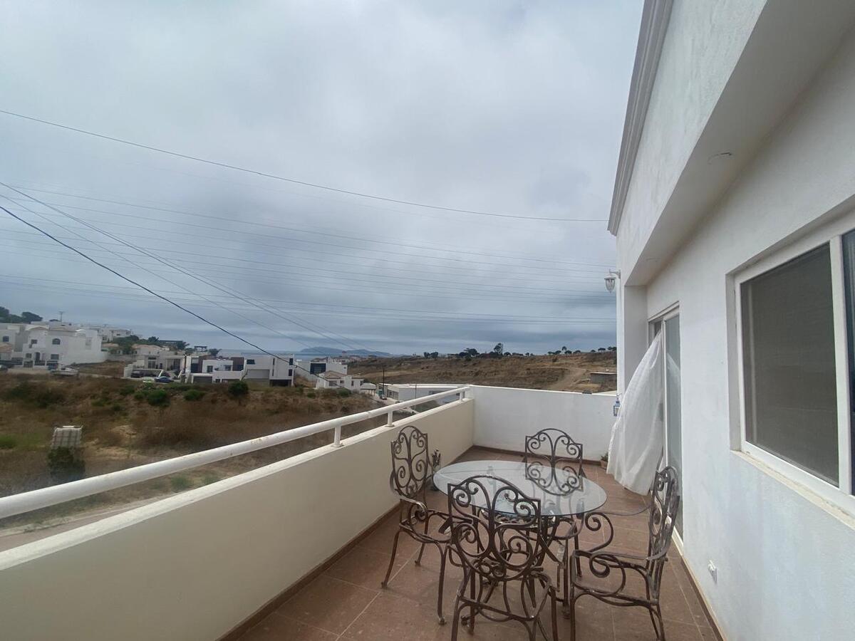 4 of 30: Terraza a la altura de la cocina