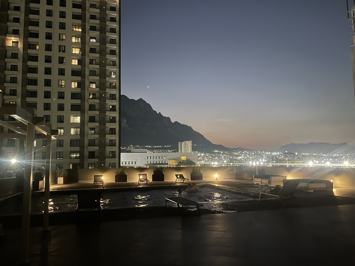 12 de 14: Alberca noche