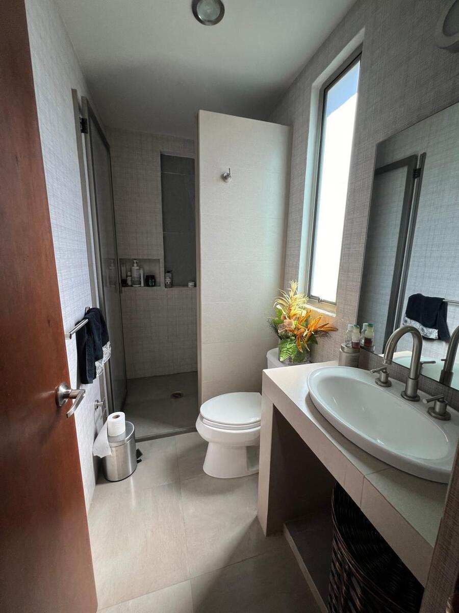 20 de 28: Baño de recámara secundaria