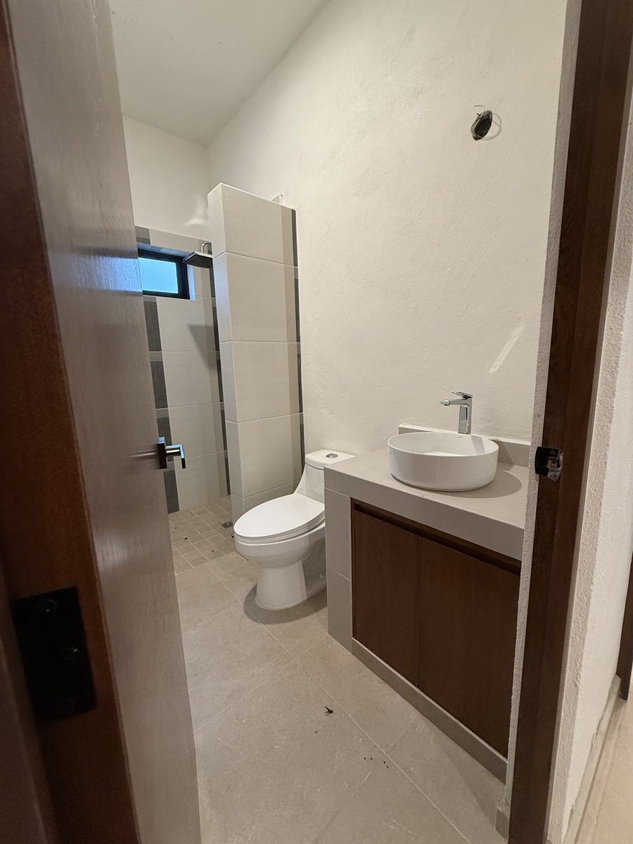 6 of 20: Baño completo