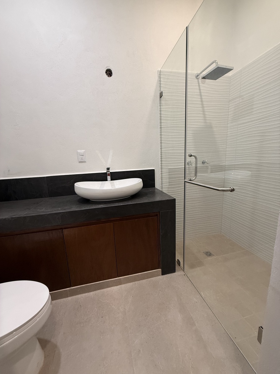 9 of 20: Baño en recámara principal