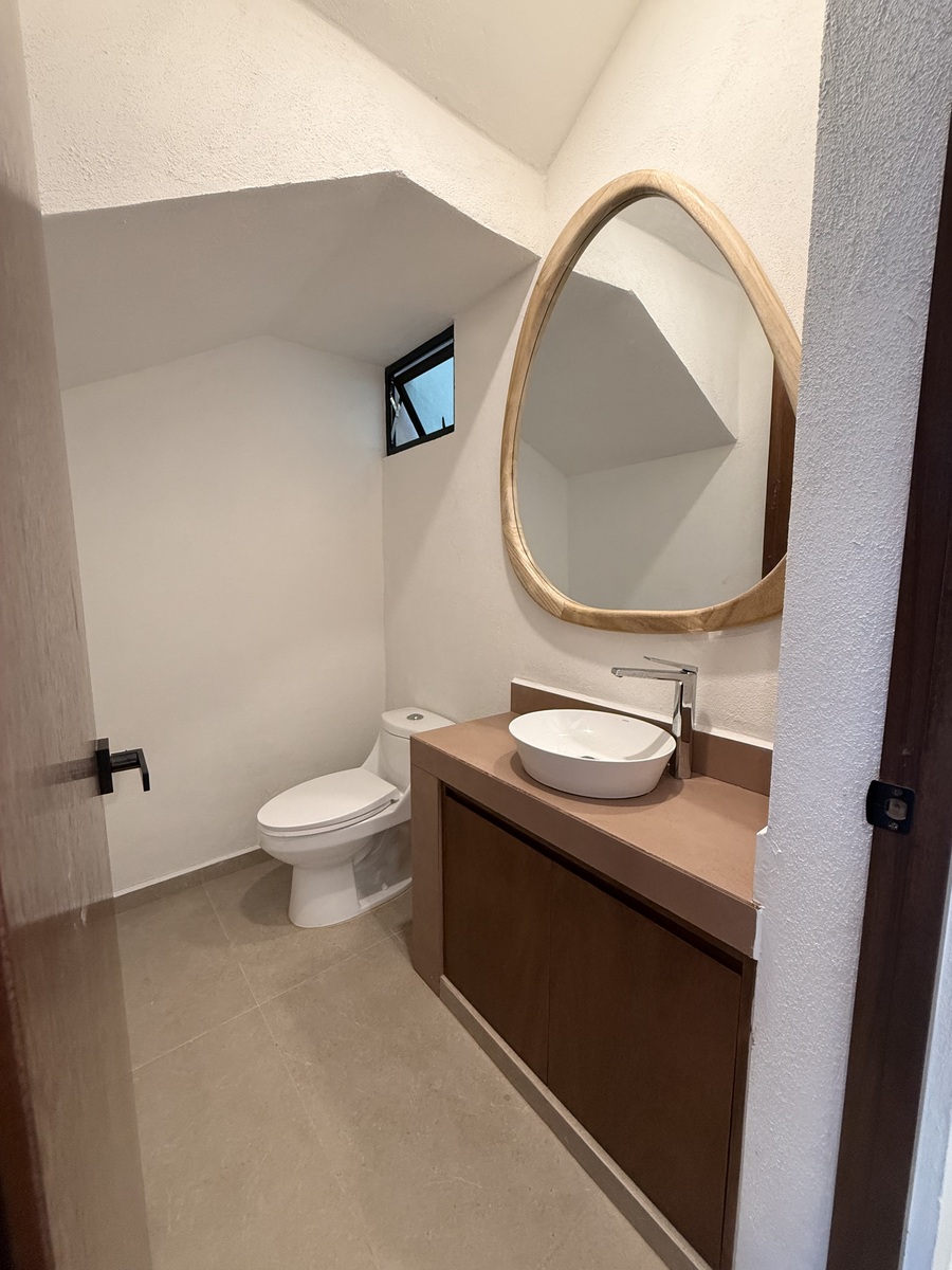 16 of 20: Medio Baño