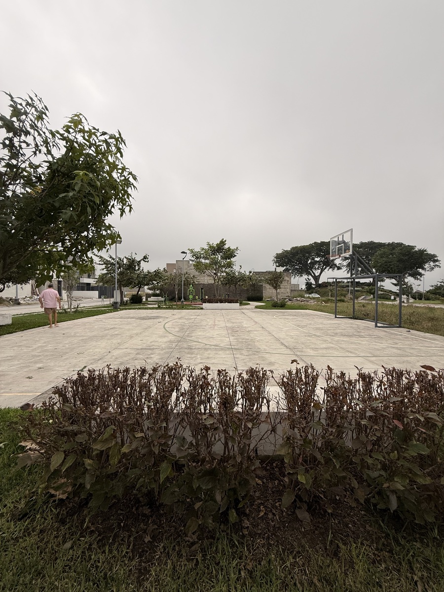 18 of 20: Cancha y zona de esparcimiento