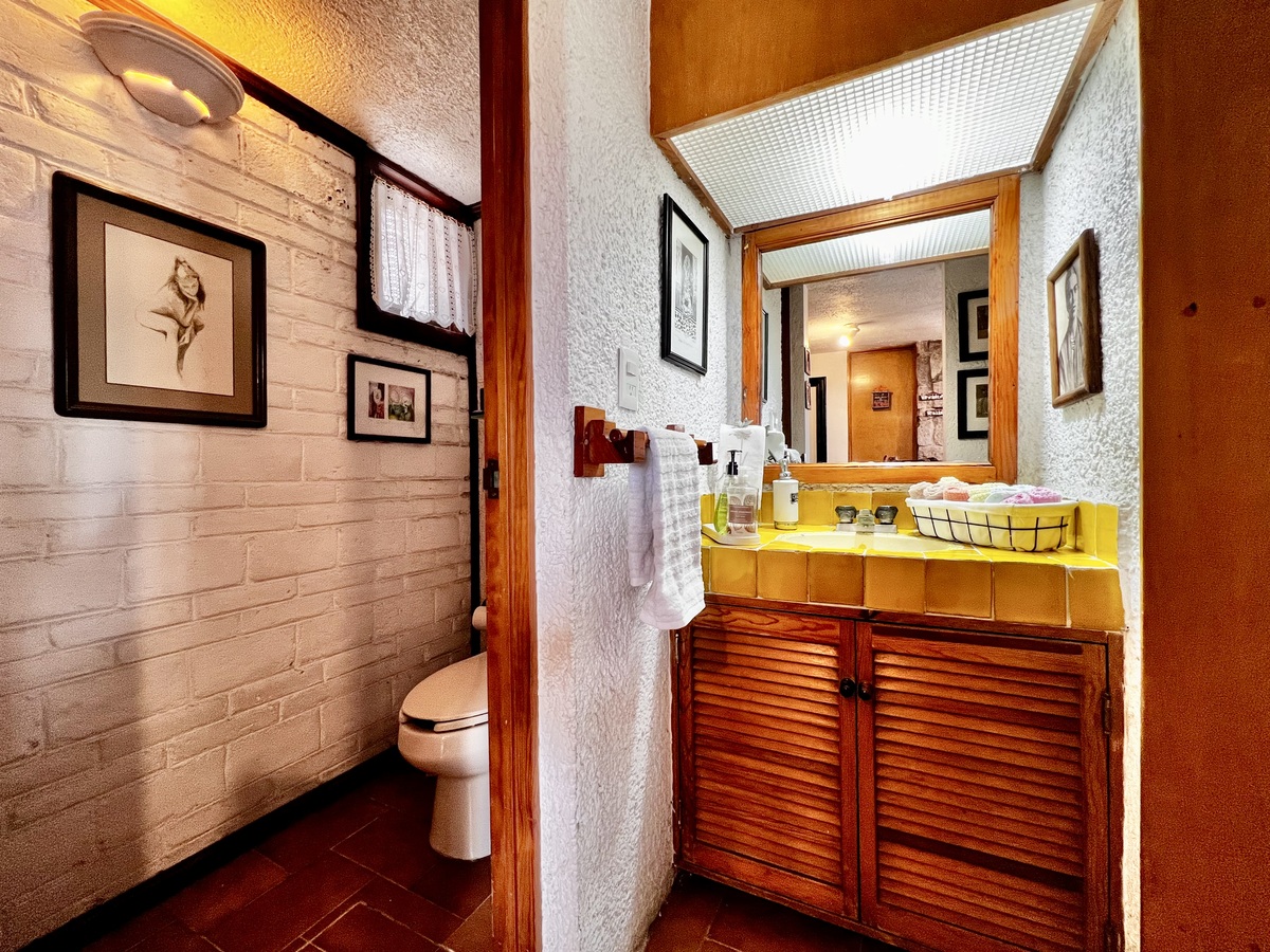 9 de 50: Baño de servicio con closet