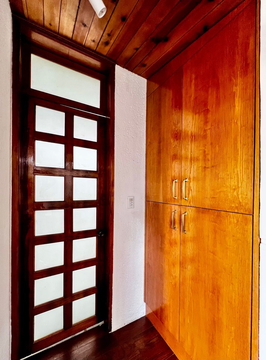 30 de 50: Clóset de blancos y acceso a baño