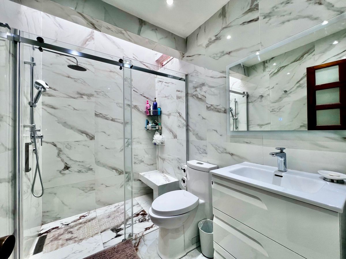 31 de 50: Baño principal recién remodelado