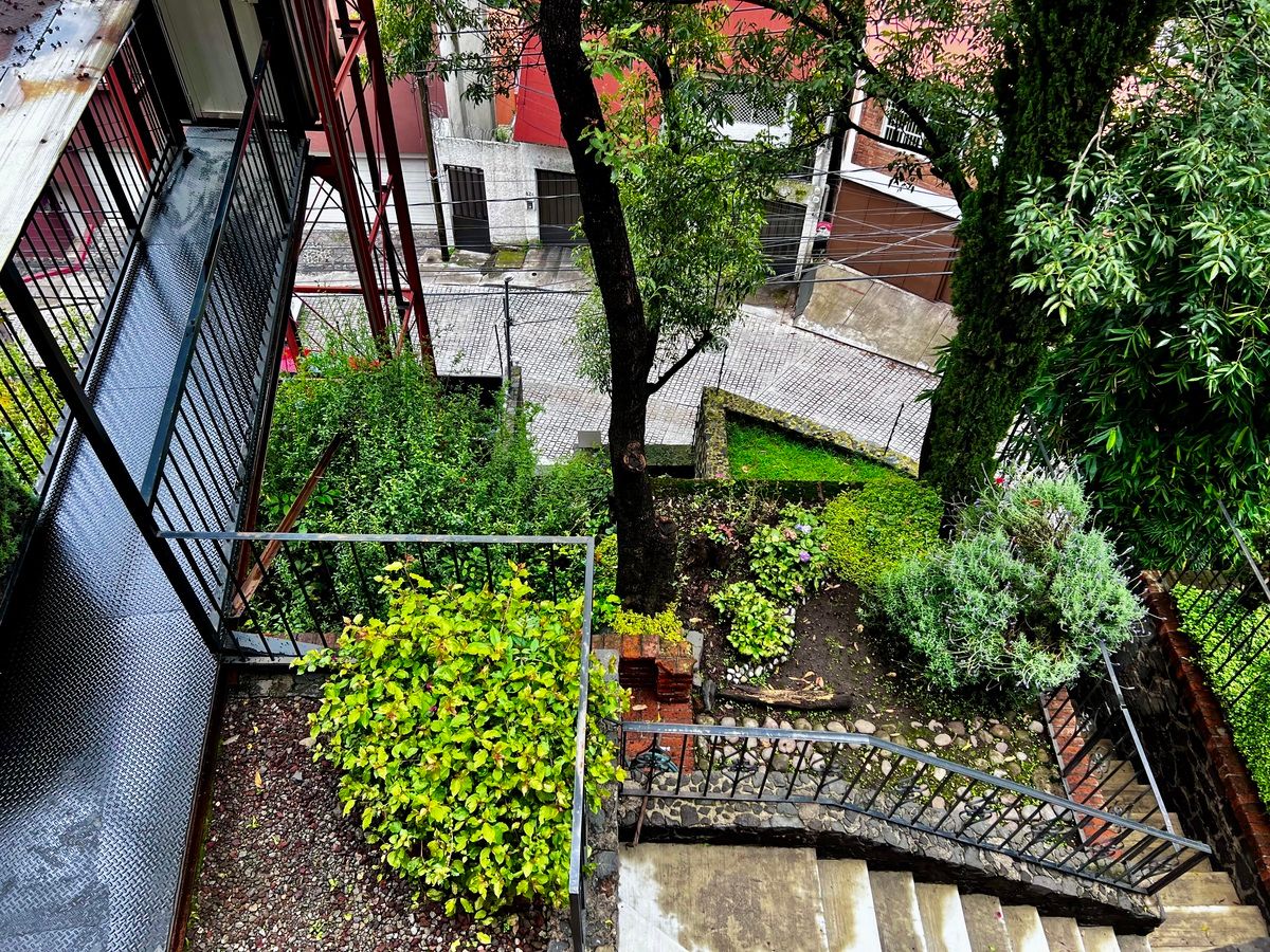 44 de 50: Acceso peatonal a la casa por escaleras o elevador