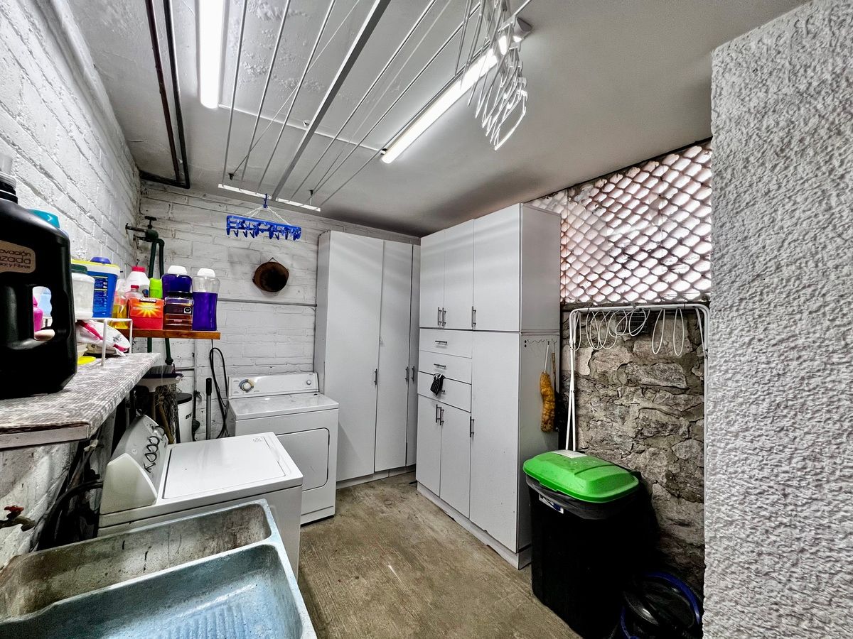 20 de 50: Acceso a patio de servicio / área de lavado desde cocina