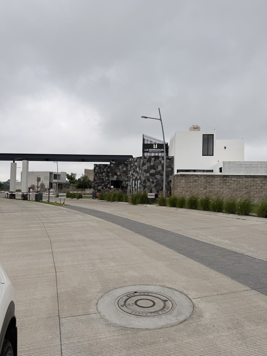 8 of 12: Ingreso al fraccionamiento con caseta de vigilancia