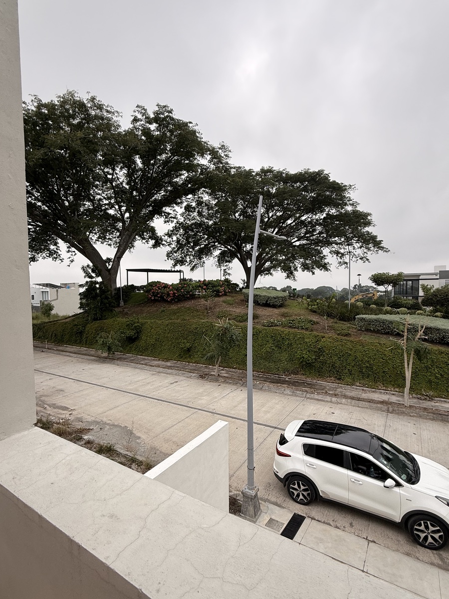 9 of 12: Áreas de convivencia