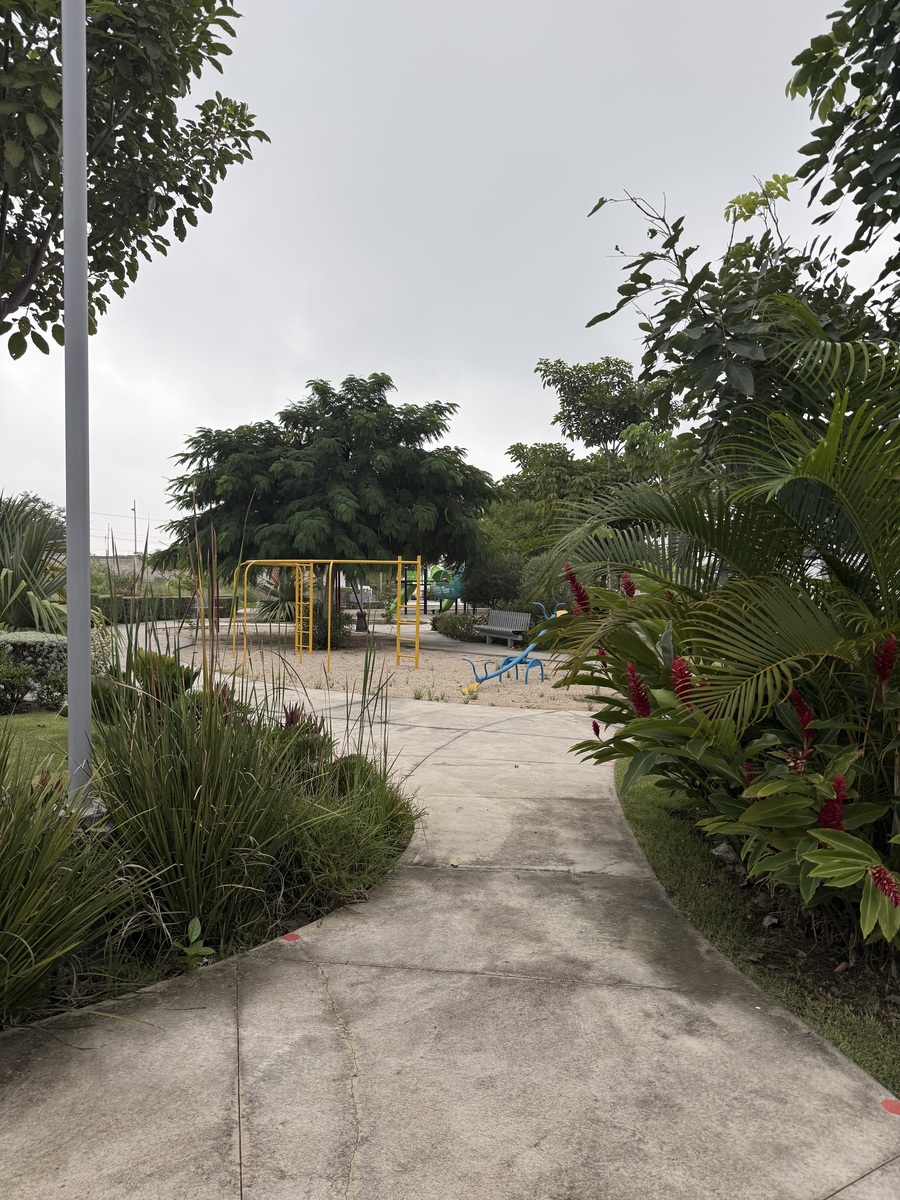 10 of 12: Jardines con juegos infantiles