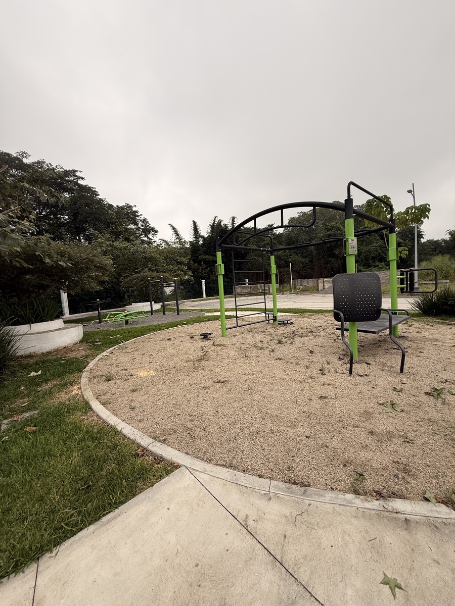 11 of 12: Gimnasio al aire libre y canchas