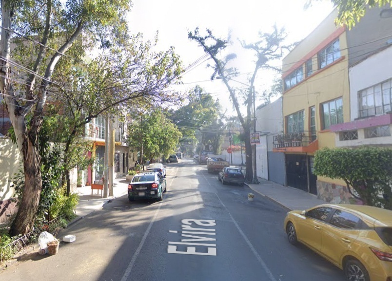 2 of 8: Calle Elvira, vista hacia el oriente