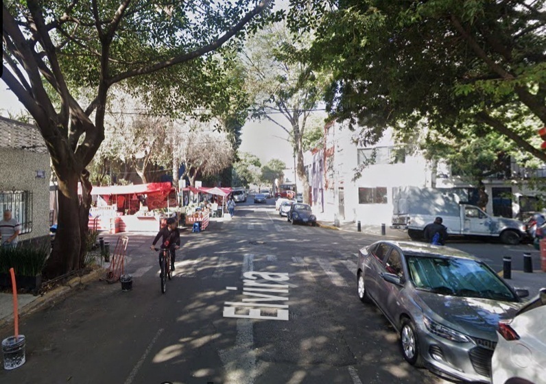 3 of 8: Calle Elvira, vista hacia el poniente