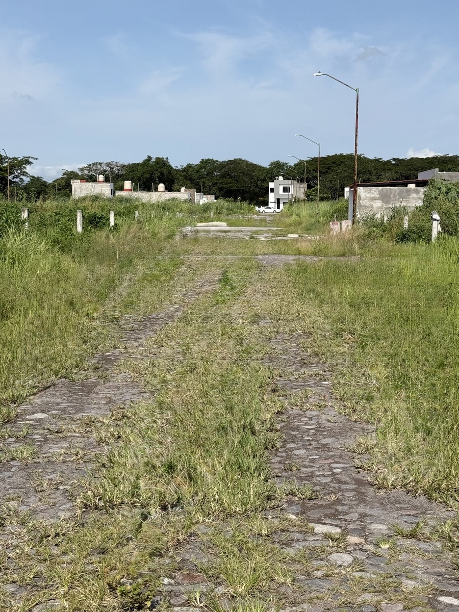 3 of 4: Calles secundarias empedradas , principales con huellas