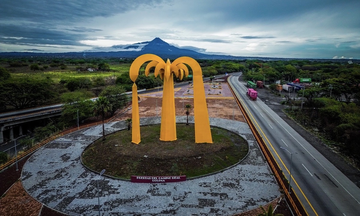 4 of 4: A un costado del monumento se encuentra la colonia