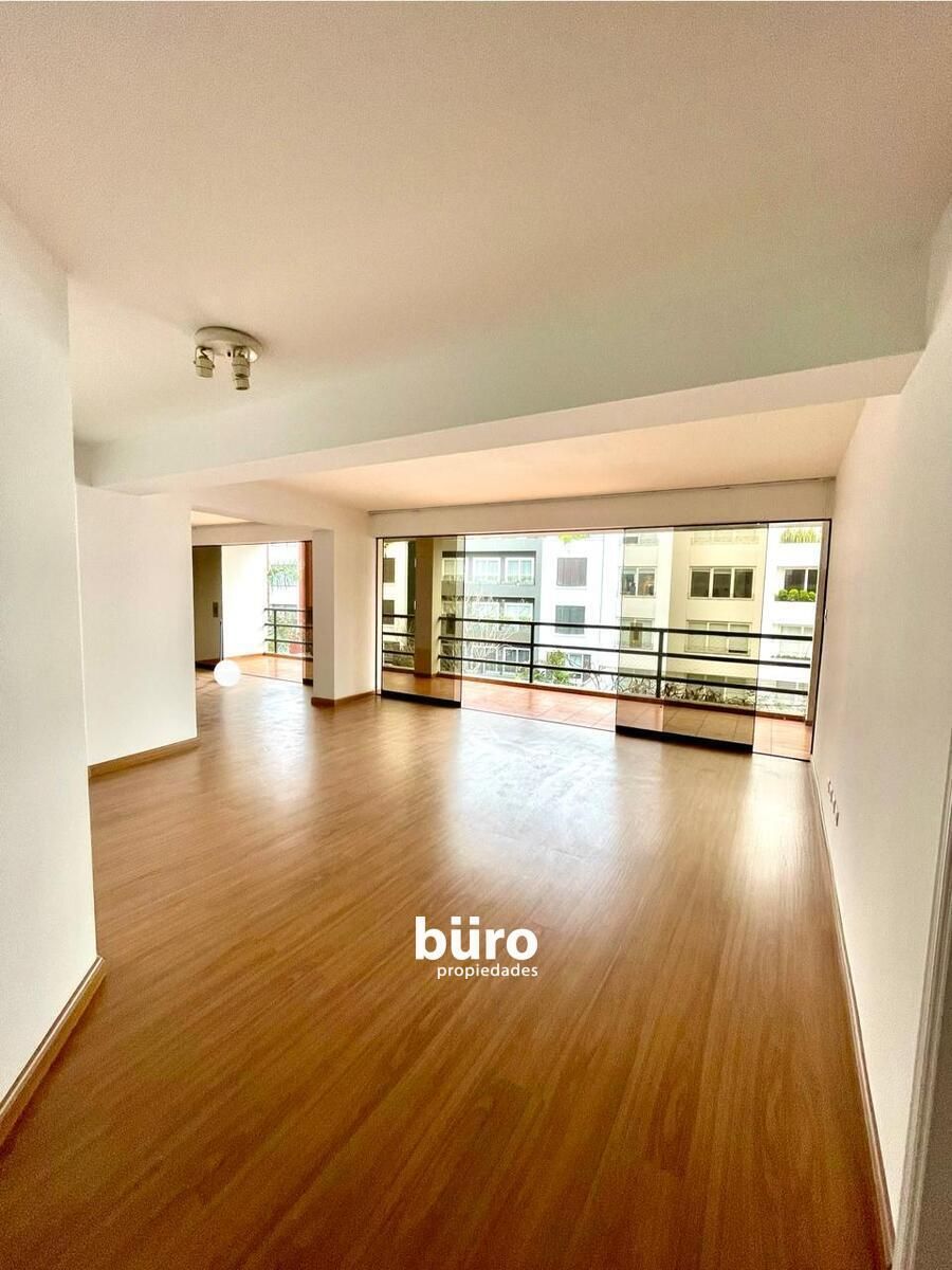 1 de 15: Amplia Sala con Salida a Balcon-Terraza, Luz natural