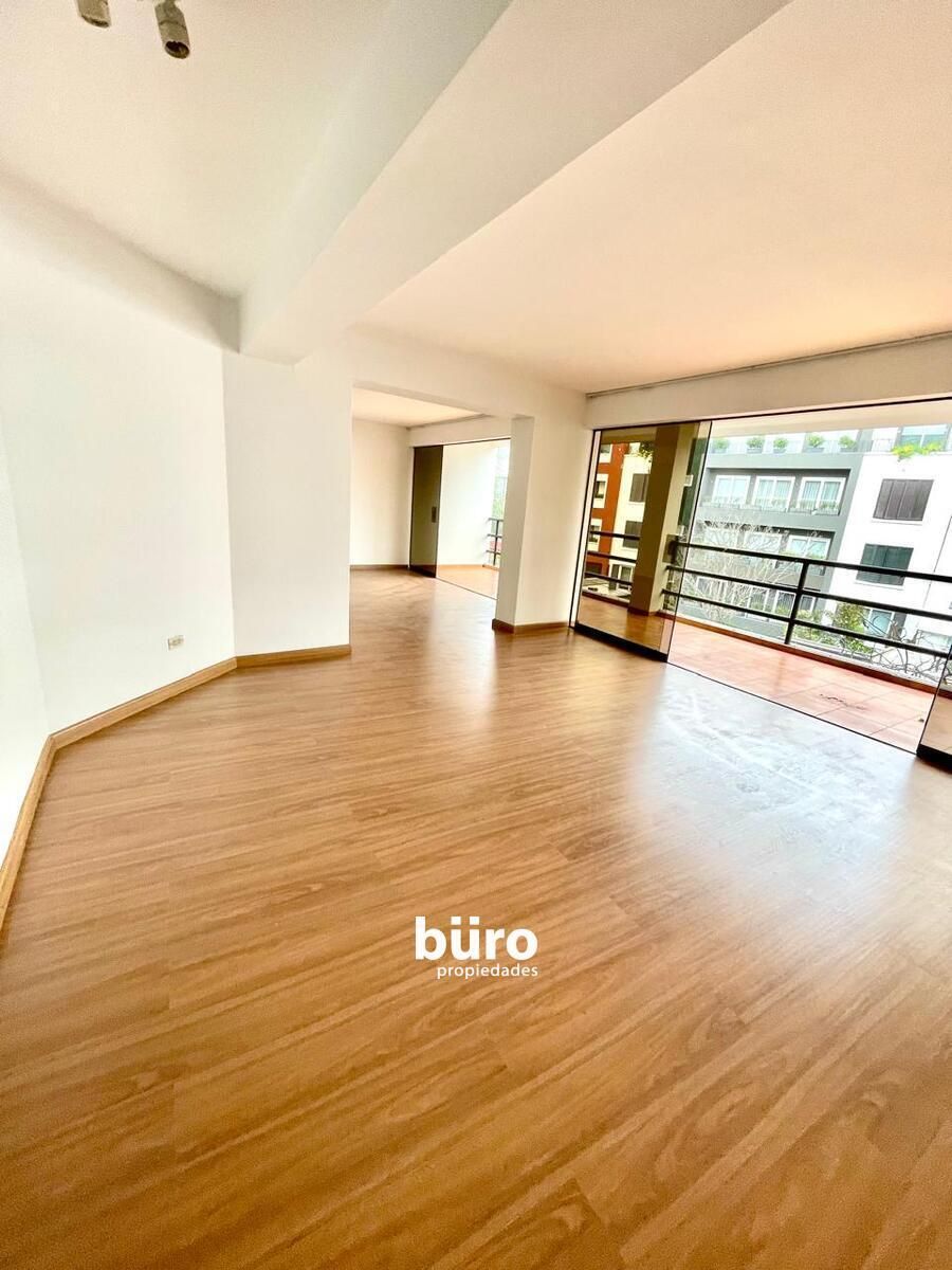 3 de 15: Sala y Comedor Privado