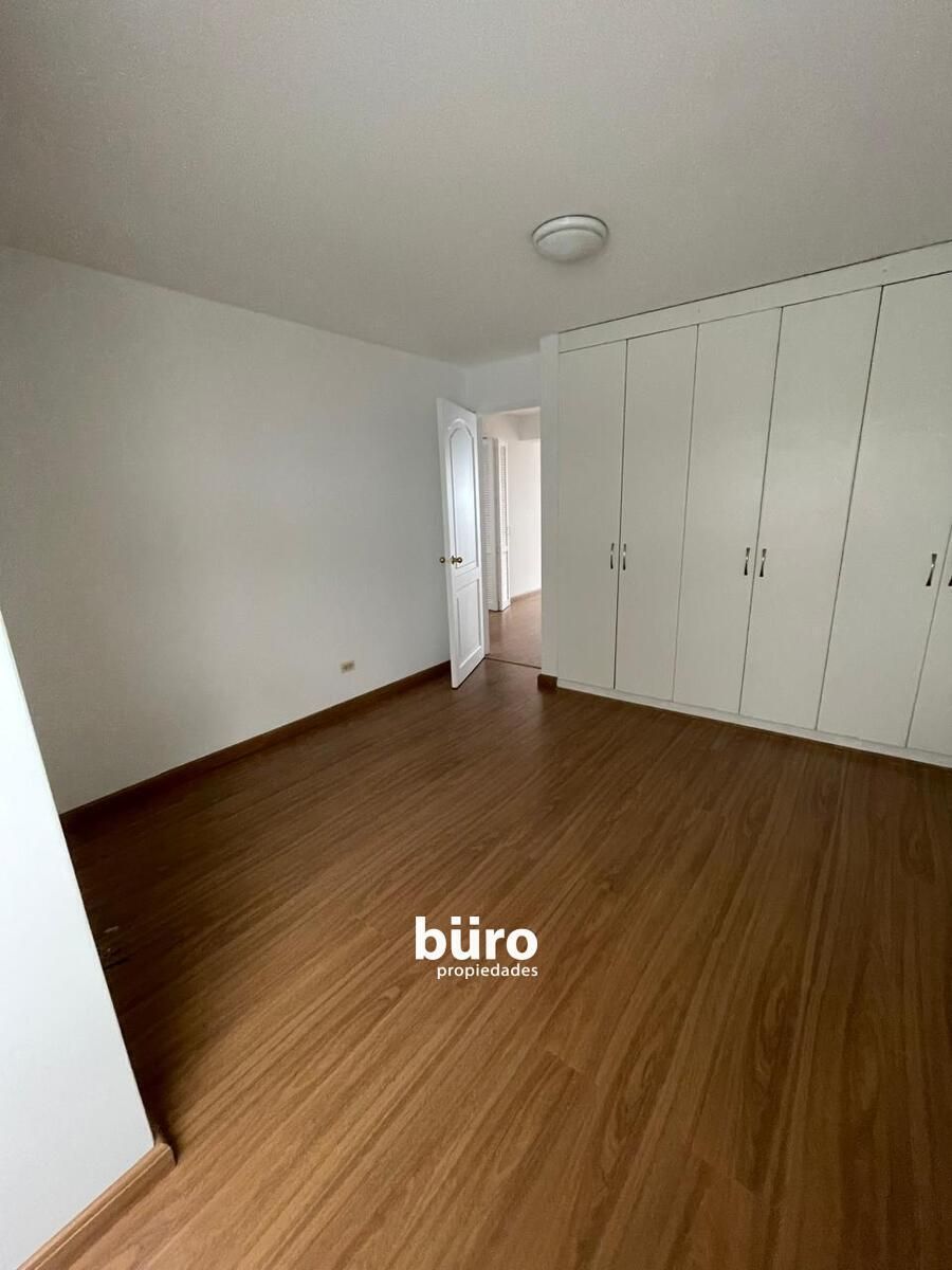 10 de 15: Dormitorio Secundario con Closet de Pared a Pared