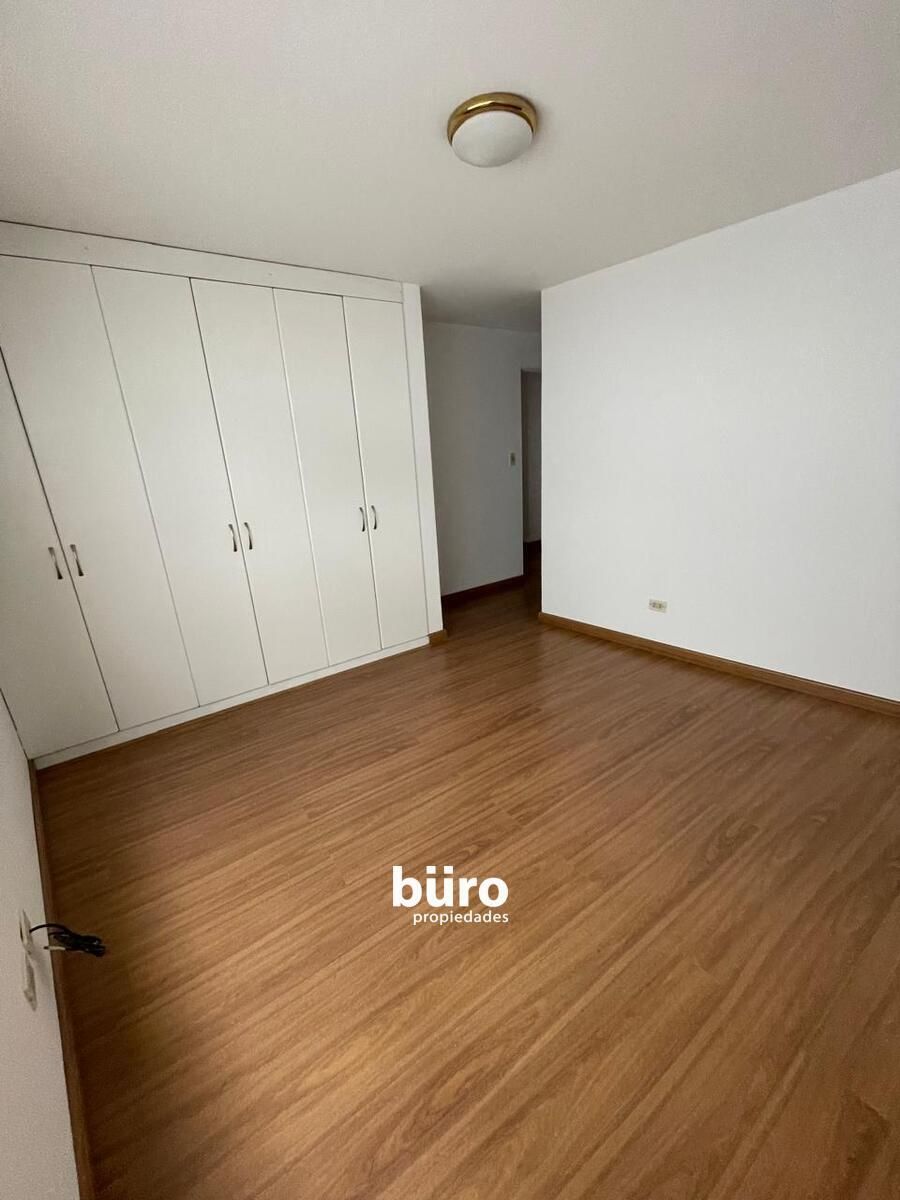 11 de 15: Dormitorio Secundario 2 con Closet de Pared a Pared