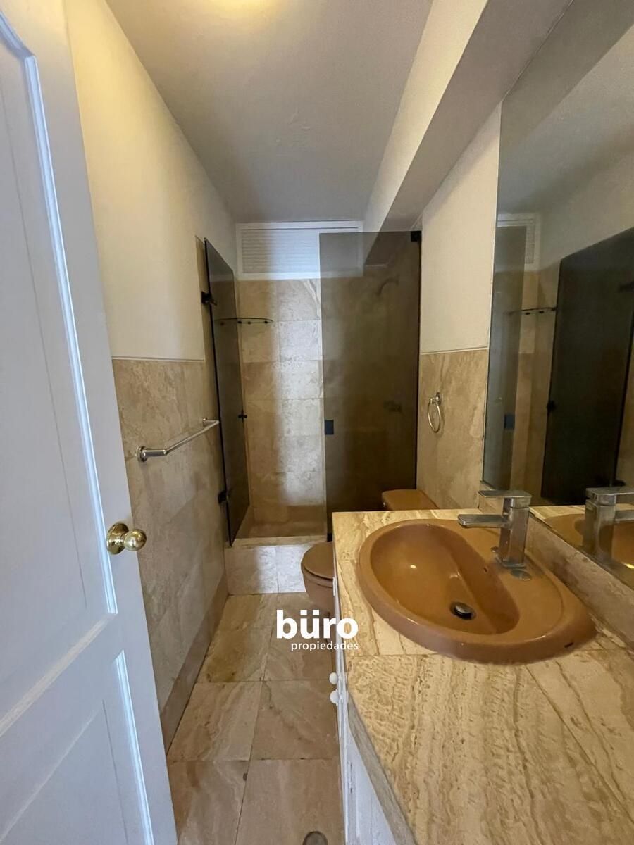 12 de 15: Baño de Visita