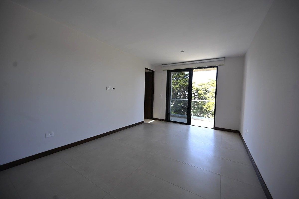 11 de 24: Dorm secundario con balcon