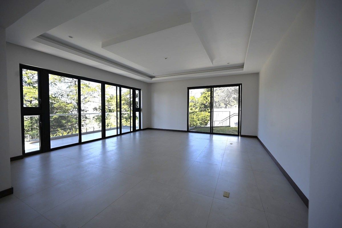 4 de 24: Sala principal con amplio balcon y jardin