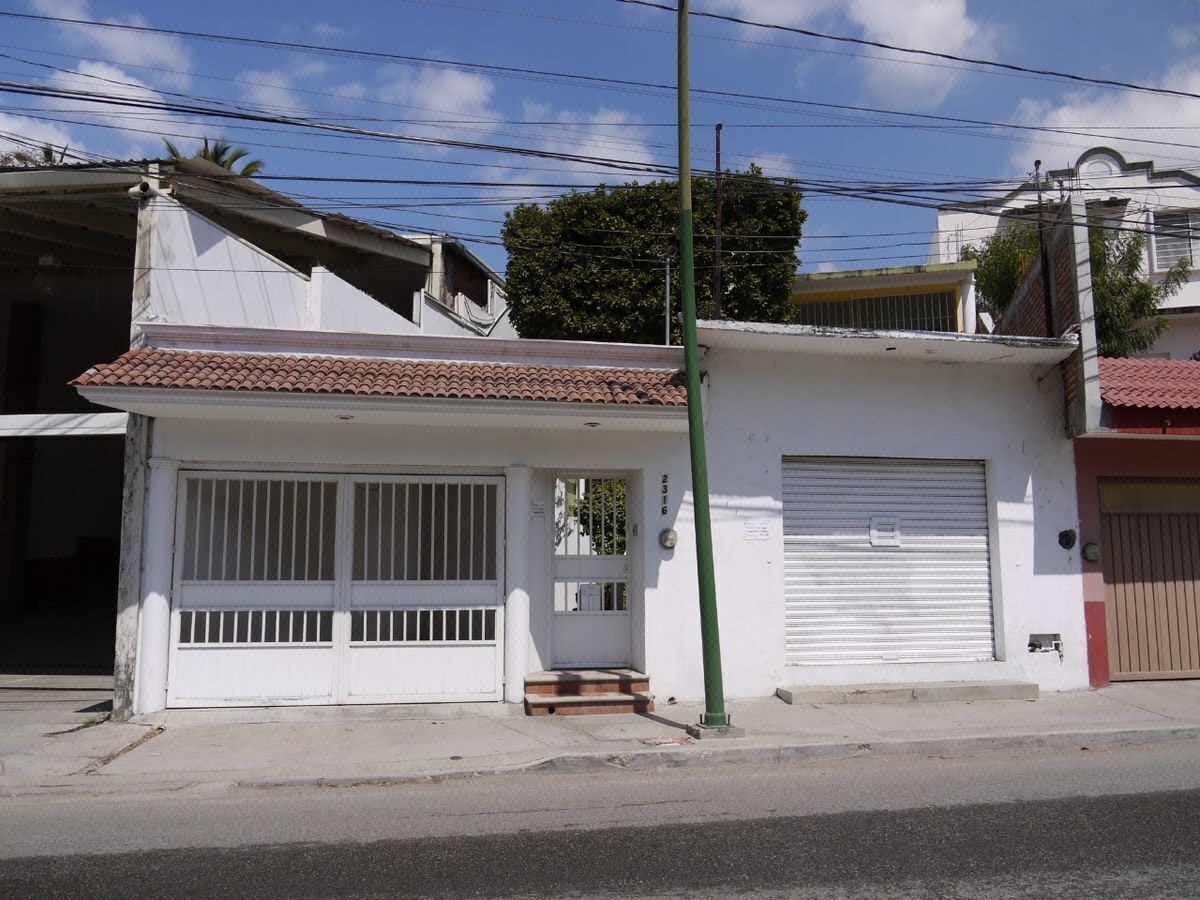 Casa con local en venta frente a parque Joyo Mayu