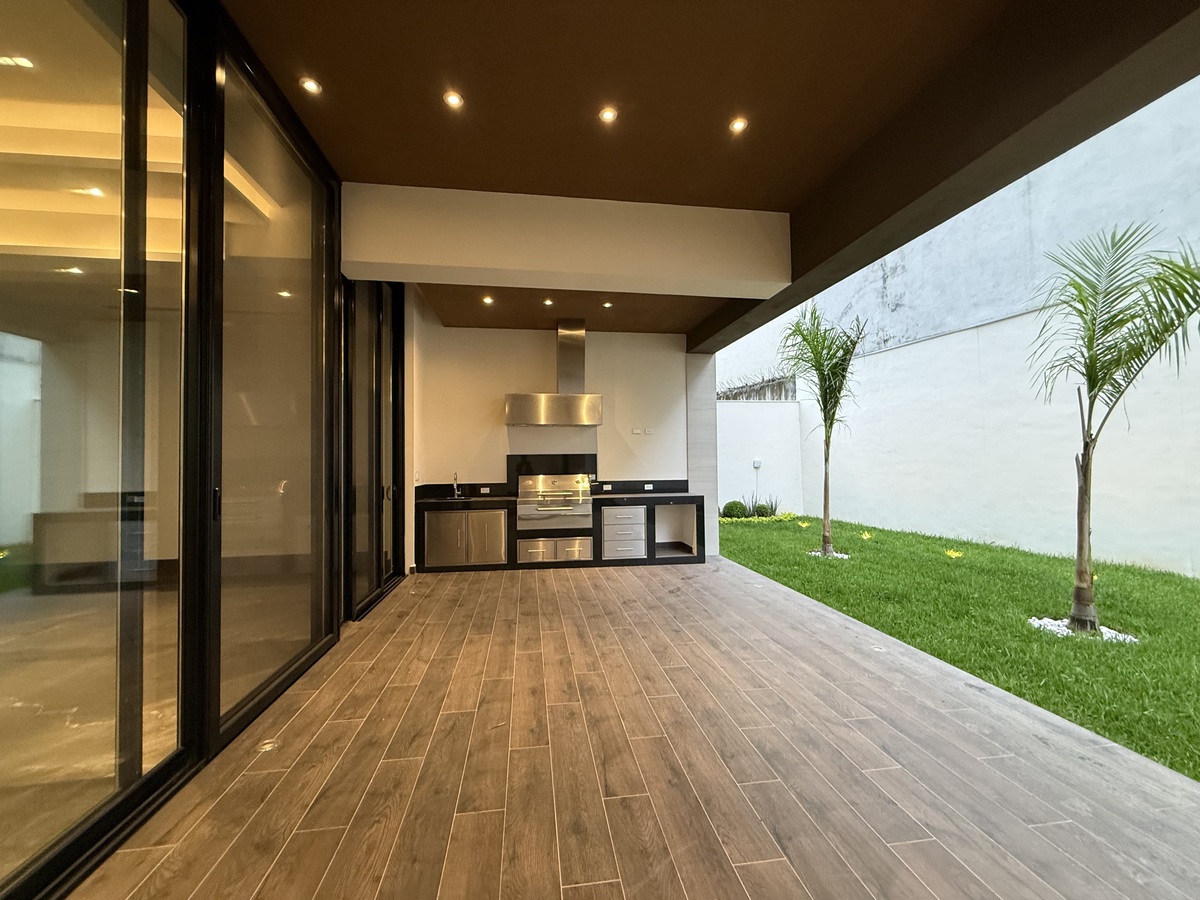 2 of 50: Asador y Terraza Jardin