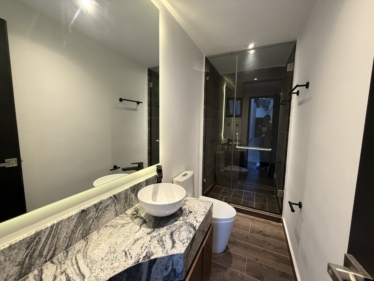 4 of 50: Baño completo exterior