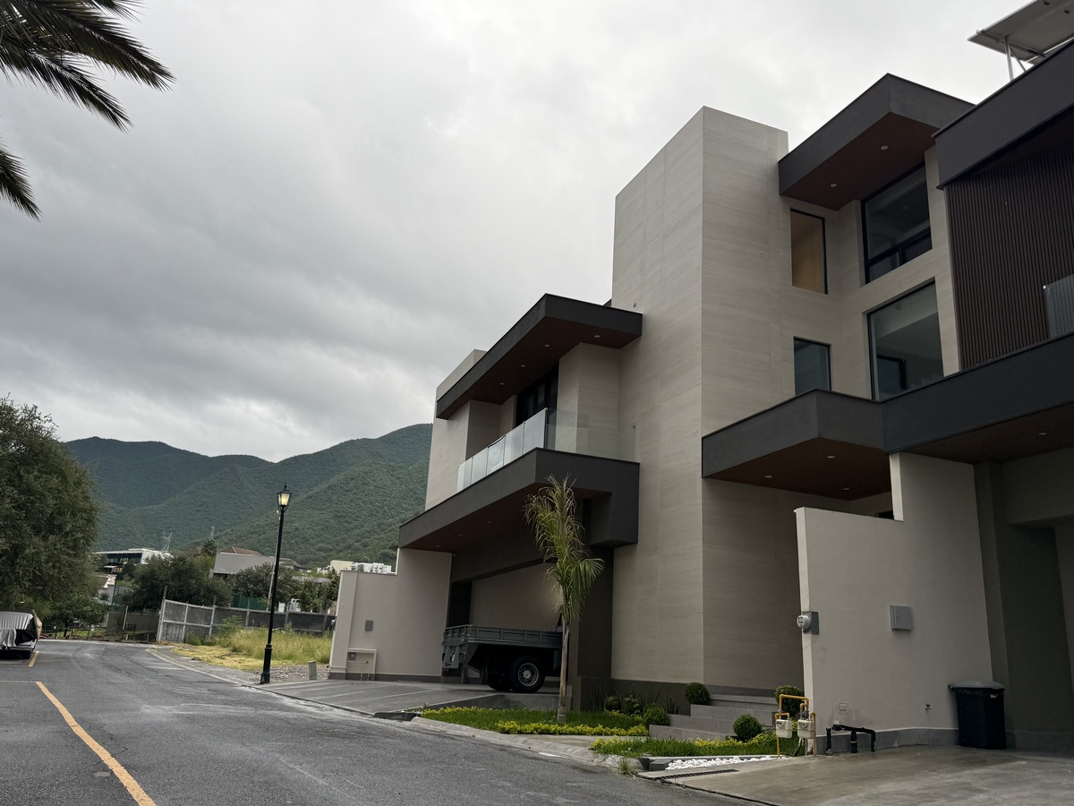 1 of 50: Fachada Exterior