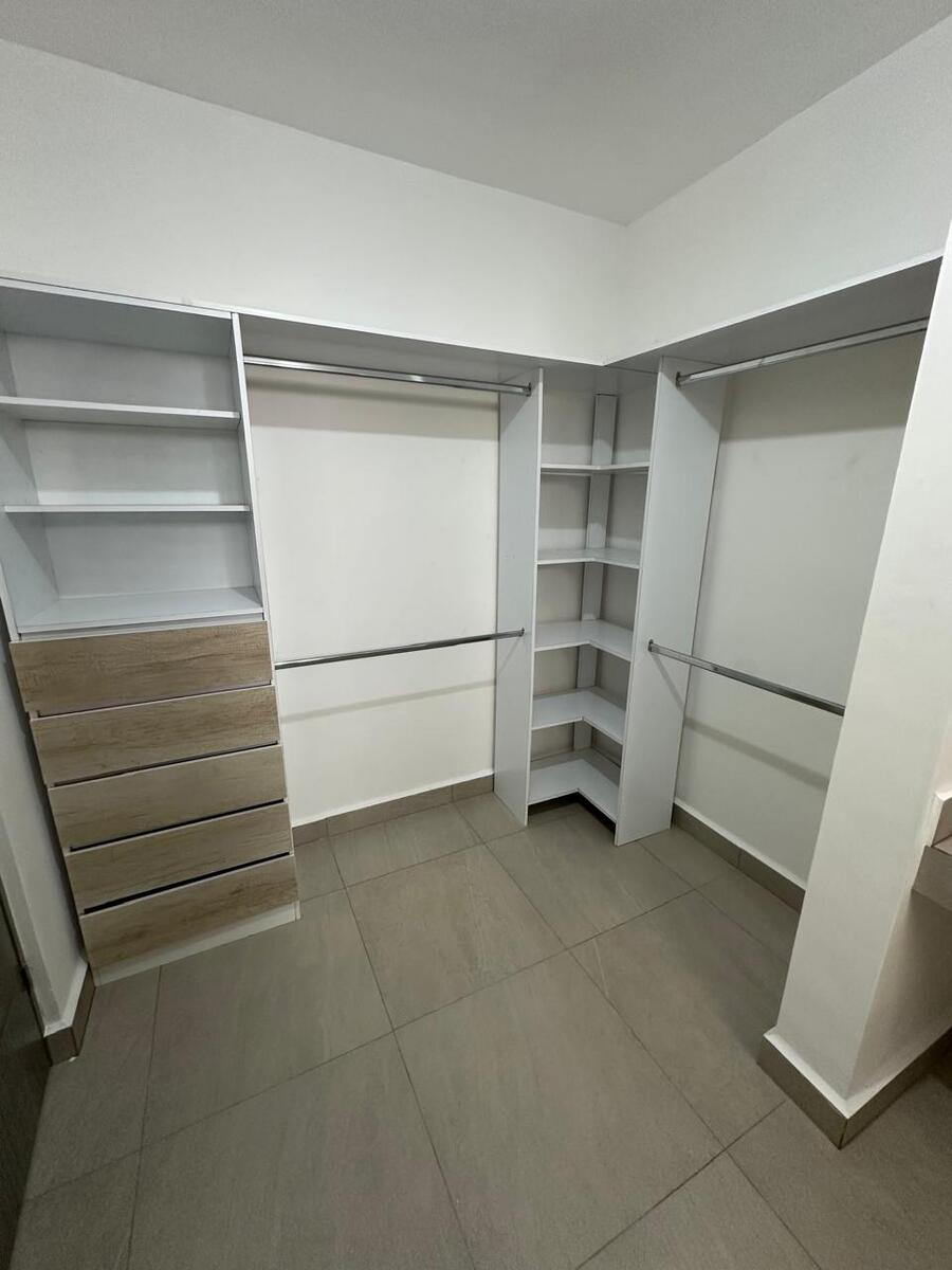 9 de 16: Walk-in Closet