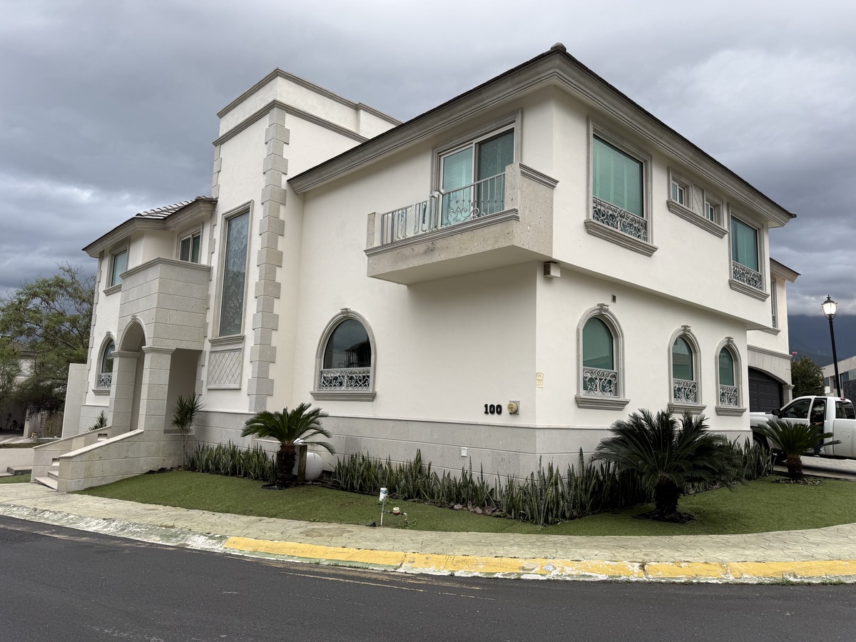 3 of 49: Residencia en esquina
